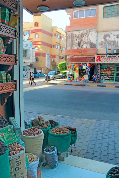 Les fruits secs sont vendus dans le magasin d'Hurghada. Les épices et les fruits secs sont visibles à travers la vitrine du magasin privé. Les épices et assaisonnements orientaux en sacs et colis sont vendus au marché.