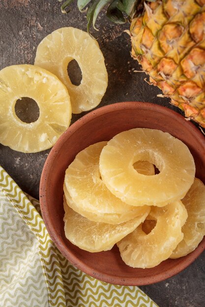 Fruits sucrés séchés sur fond sombre