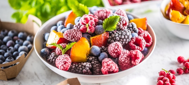 Fruits surgelés myrtilles mûre framboise groseille pêche et herbes mélisse.