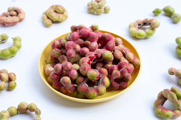 Fruits de tamarin de Manille sur fond blanc