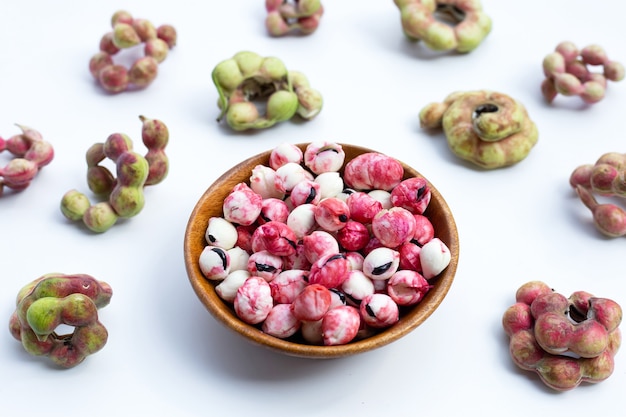 Fruits de tamarin de Manille sur fond blanc