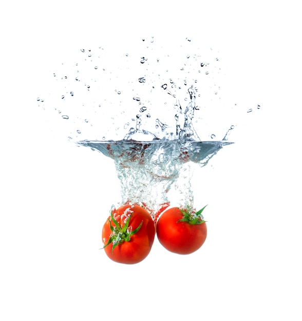 Fruits Tomates Fraîches Coulant Dans L'eau