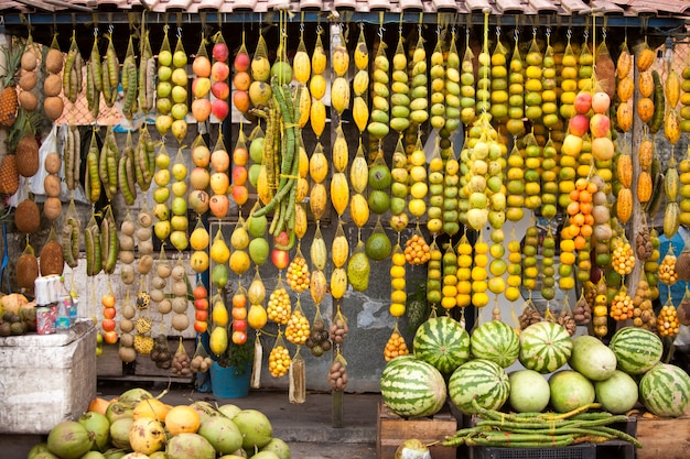 Fruits traditionnels amazoniens sur road shop