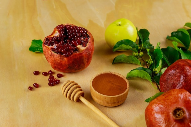 Fruits traditionnels et miel pour rosh hashanah tovah. Concept de fête juive.