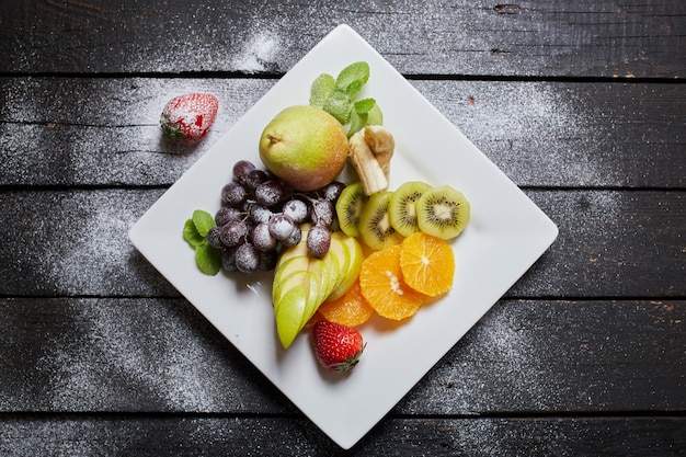 Photo fruits tranchés sur une assiette