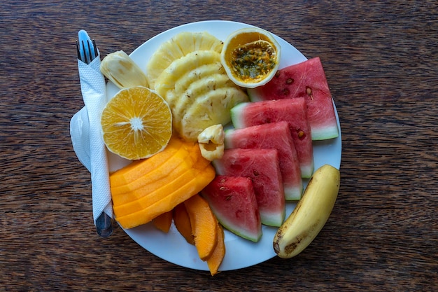 Fruits tropicaux sur une assiette de petit déjeuner bouchent la vue de dessus