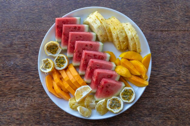 Fruits tropicaux sur une assiette de petit déjeuner bouchent la vue de dessus