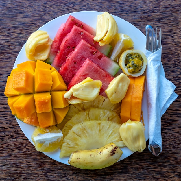 Fruits tropicaux sur une assiette de petit-déjeuner