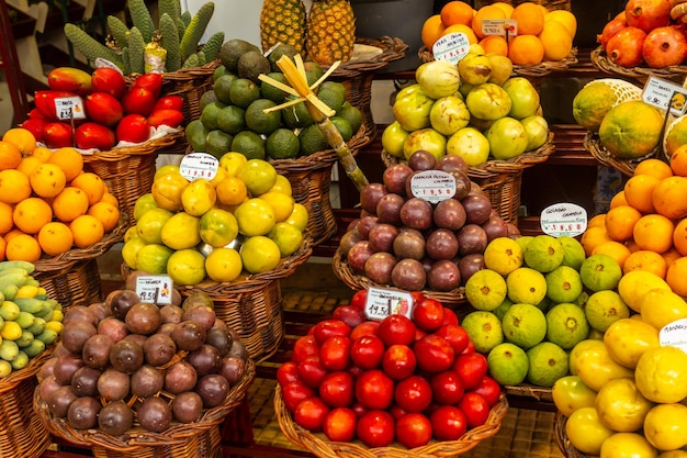 Fruits tropicaux colorés au marché des fermiers de la ville de Funchal à Madère au Portugal