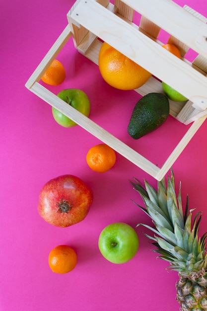 Fruits tropicaux dans une boîte en bois