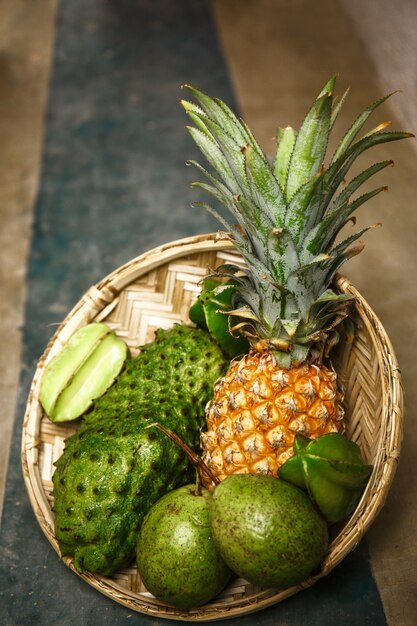 Fruits Tropicaux Dans Un Panier En Osier Sur Un Sol En Béton