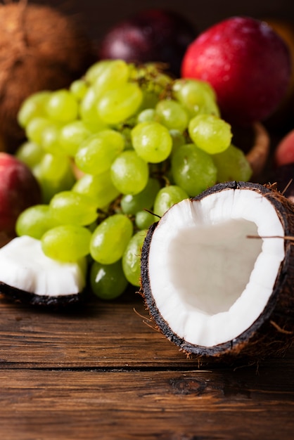 Fruits tropicaux frais sur table en bois