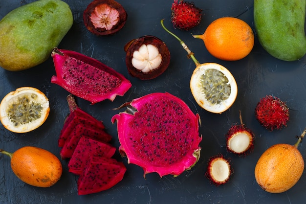 Fruits Tropicaux: Fruit Du Dragon, Fruit De La Passion, Mangoustan, Ramboutan Et Mangue