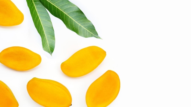 Fruits tropicaux, mangue sur blanc.