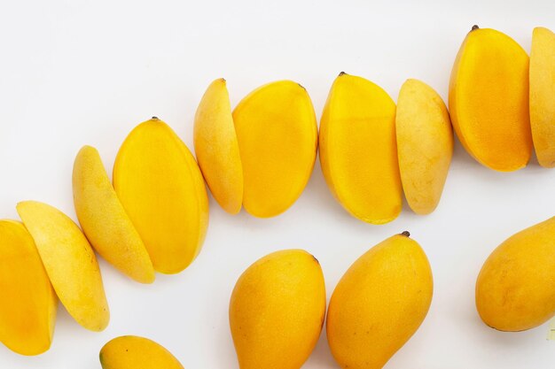 Fruits tropicaux, mangue sur blanc.