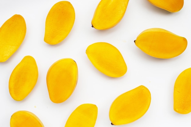 Fruits tropicaux, mangue sur blanc.