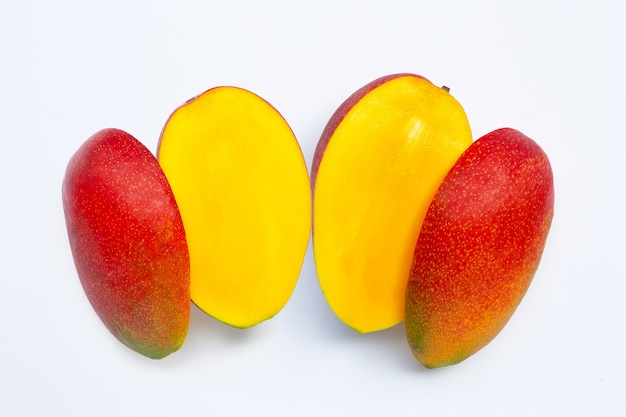 Fruits tropicaux, mangue sur blanc.