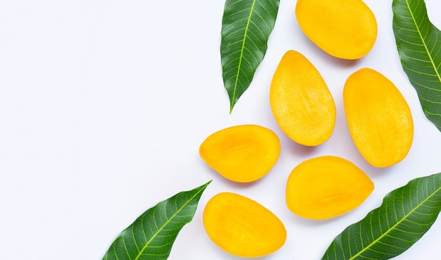 Fruits tropicaux, mangue avec feuilles. Vue de dessus