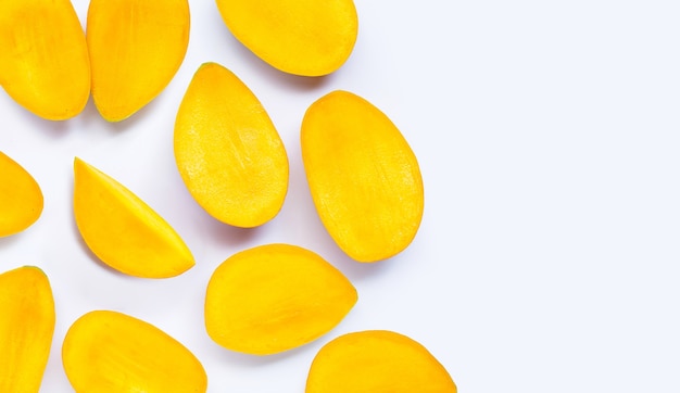 Fruits tropicaux, mangue sur fond blanc. Vue de dessus