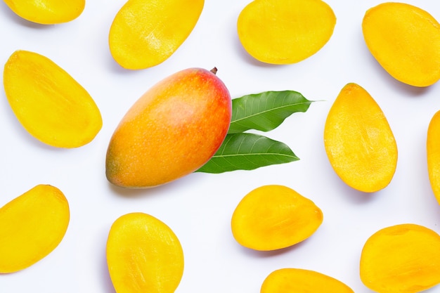 Fruits tropicaux, mangue sur fond blanc.