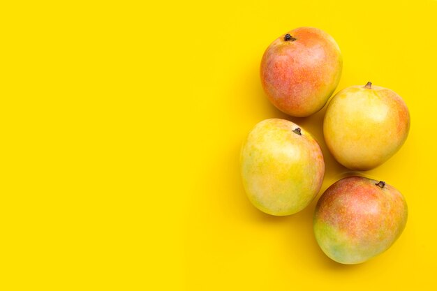 Fruits tropicaux, mangue sur fond jaune. Copier l'espace