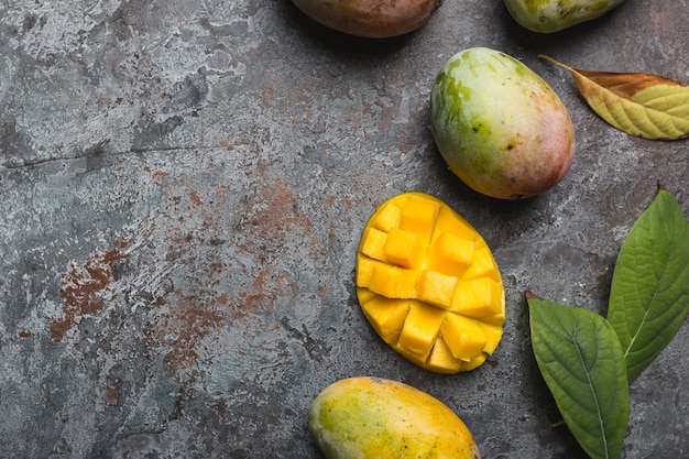 Fruits tropicaux de mangue fraîche sur gris