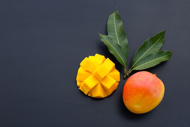 Fruits tropicaux, mangue sur mur sombre