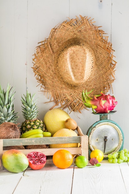 Fruits tropicaux sucrés et frais sur un tableau blanc