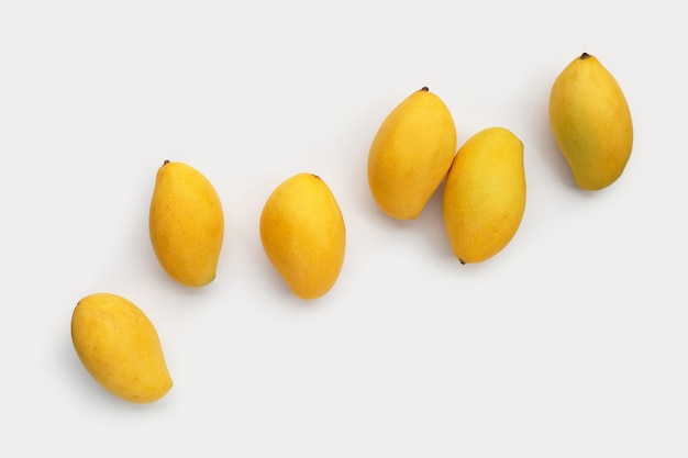 Fruits tropicaux sur surface blanche