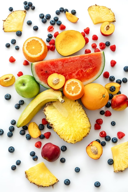 Fruits tropicaux sur une vue de dessus de fond blanc