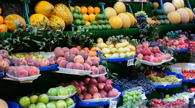 Les fruits Variuos sont vendus au marché de rue xAFfruits frais Aliments sains Mélange de fruits