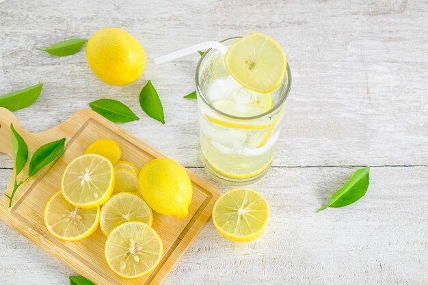 Photo des fruits en verre sur la table