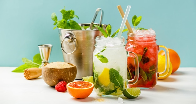 Des fruits en verre sur la table