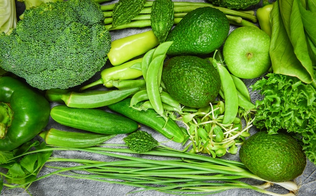 Fruits verts frais et légumes verts mélangés divers pour des aliments sains cuisinier végétalienSélection d'aliments sains manger sainement pour la vie de coeur régime de cholestérol santé