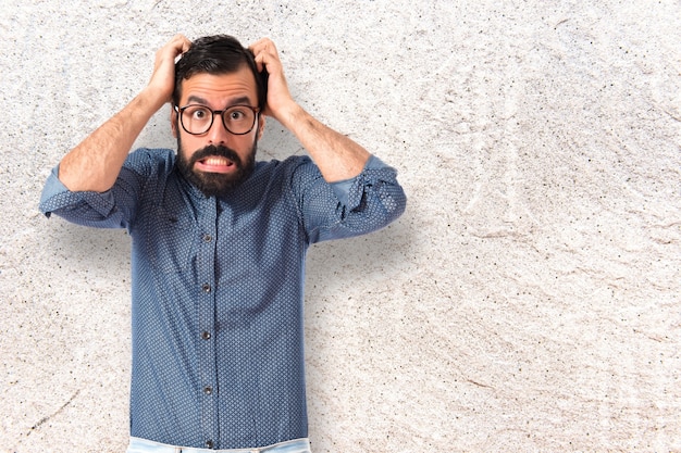 Frustré jeune hipster homme sur fond blanc