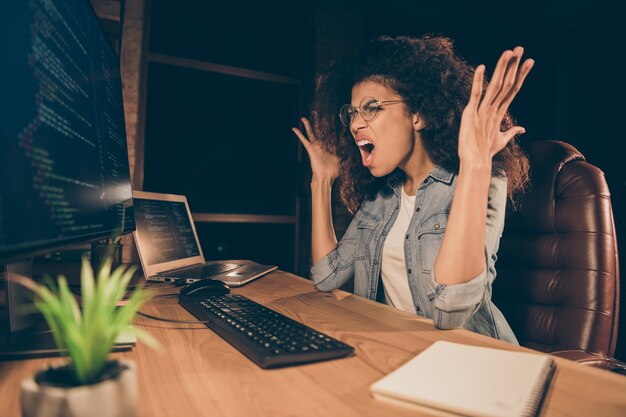 Frustré, stressé, fille afro-américaine, crier, écran d'ordinateur