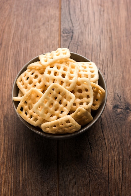 Fryums Papad à carreaux de forme carrée est un casse-croûte croustillant servi dans un bol