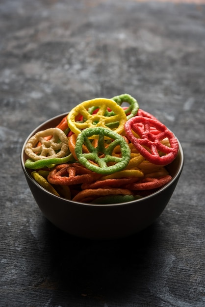 Fryums Papad coloré en forme de roue est un casse-croûte croustillant servi dans un bol