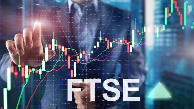 FTSE 100 Financial Times Stock Exchange Index Royaume-Uni Royaume-Uni Angleterre Investment Trading concept avec tableau et graphiques