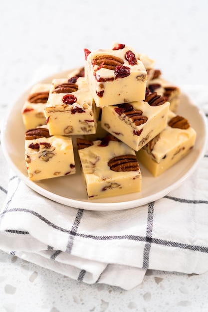 Fudge maison au chocolat blanc et aux canneberges et aux pacanes