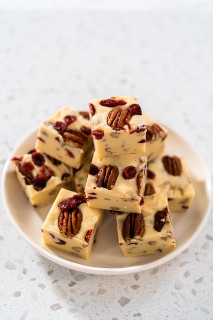 Fudge maison au chocolat blanc et aux canneberges et aux pacanes