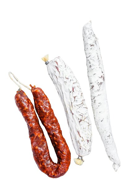 Photo fuet de salami espagnol et saucisses chorizo isolées sur fond blanc vue de haut