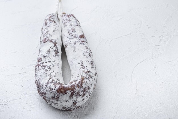 Fuet de saucisse salami sur fond blanc