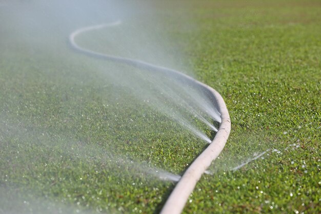 Fuite d'eau par le trou d'un tuyau