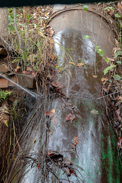 Fuite d'eau des points de soudure endommagés dans un tuyau d'une petite centrale hydroélectrique