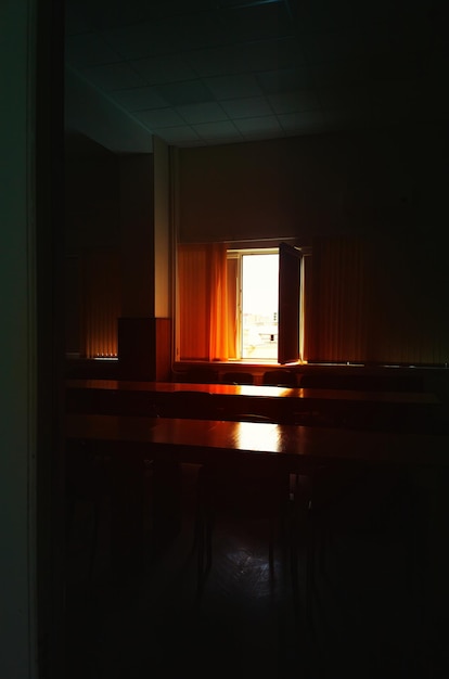 Fuite de lumière vive à travers la toile de fond de la fenêtre de la pièce