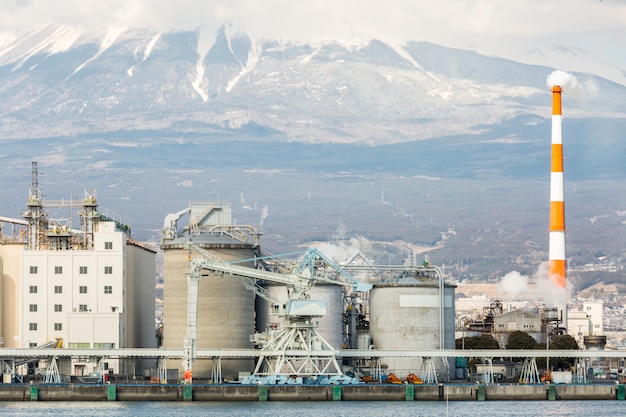 Fuji de montagne et usine