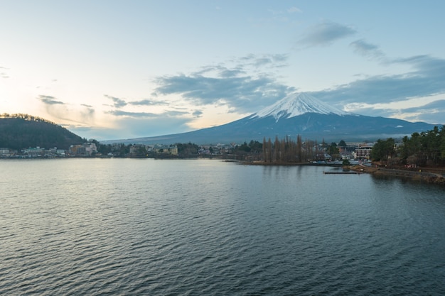 Photo fujisan mountain, la plus haute montagne du japon avec vue sur le lac kawagushiko.