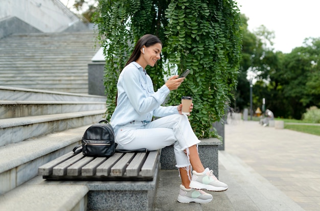 Full shot femme assise sur un banc