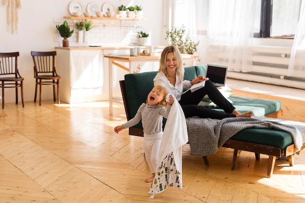 Full shot femme et enfant à la maison